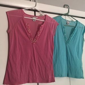 2 v neck tanks